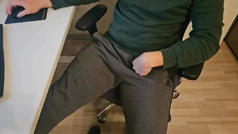 Snapshot of tree1989 chatting on December 2024 08:13:01 PM tree1989 online show from December 2024 08:13:01 PM