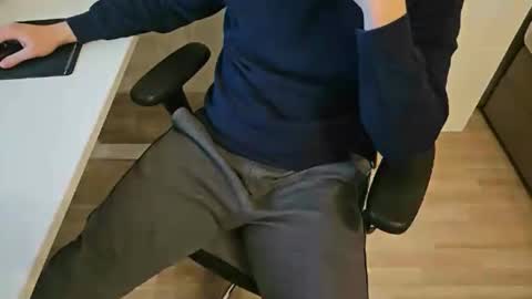 Snapshot of tree1989 chatting on January 2025 07:51:02 PM tree1989 online show from January 2025 07:51:02 PM