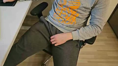 Snapshot of tree1989 chatting on January 2025 08:10:01 PM tree1989 online show from January 2025 08:10:01 PM