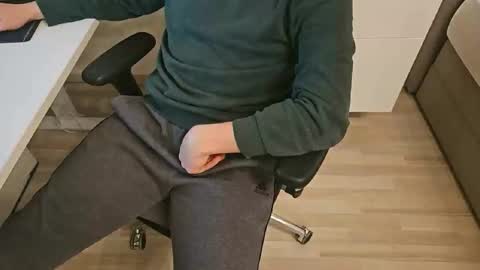 Snapshot of tree1989 chatting on February 2025 07:00:01 PM tree1989 online show from February 2025 07:00:01 PM