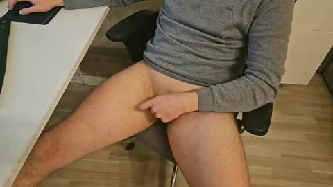 Snapshot of tree1989 chatting on February 2025 12:06:02 AM tree1989 online show from February 2025 12:06:02 AM