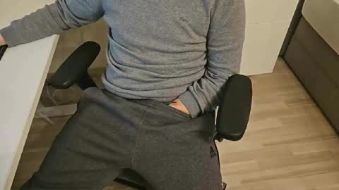 Snapshot of tree1989 chatting on February 2025 06:33:01 PM tree1989 online show from February 2025 06:33:01 PM