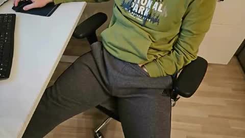 Snapshot of tree1989 chatting on February 2025 06:26:02 PM tree1989 online show from February 2025 06:26:02 PM