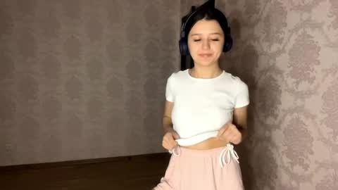 Snapshot of tressielestronge chatting on April 2026 05:10:01 PM Bella online show from April 2026 05:10:01 PM