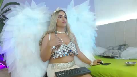 triana_crimson online show from October 2025 10:00:01 PM