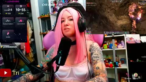 Snapshot of trinitykatze chatting on April 2026 05:24:01 PM Trin Kat pet online show from April 2026 05:24:01 PM