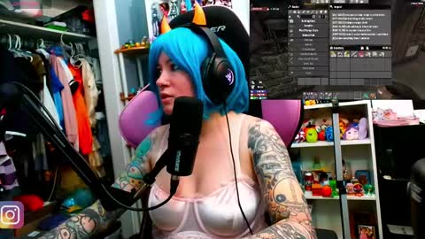 Snapshot of trinitykatze chatting on April 2026 05:30:02 PM Trin Kat pet online show from April 2026 05:30:02 PM