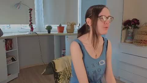 Snapshot of trishdelafontaine chatting on June 2026 04:04:01 AM Viola online show from June 2026 04:04:01 AM