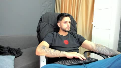 Snapshot of troywade chatting on June 2026 04:30:02 AM TroyWade online show from June 2026 04:30:02 AM