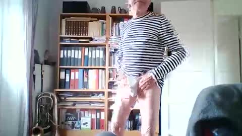 Snapshot of tubaist chatting on May 2026 08:22:01 AM FINN but call me NANNA online show from May 2026 08:22:01 AM