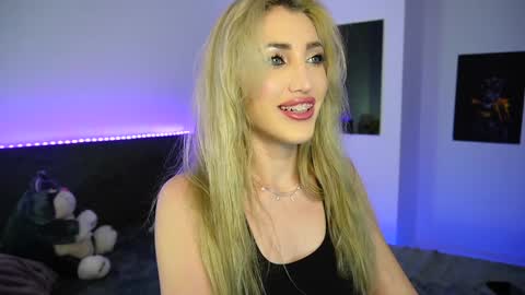 Snapshot of tweety_twist chatting on December 2024 10:11:01 PM MayCarrey online show from December 2024 10:11:01 PM