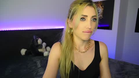 Snapshot of tweety_twist chatting on January 2025 01:27:02 AM MayCarrey online show from January 2025 01:27:02 AM