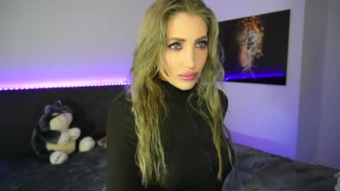 Snapshot of tweety_twist chatting on January 2025 12:19:02 AM MayCarrey online show from January 2025 12:19:02 AM