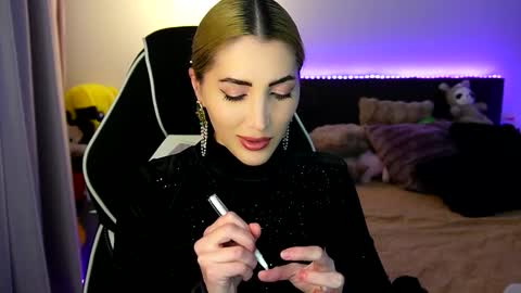 Snapshot of tweety_twist chatting on December 2025 09:08:01 PM MayCarrey online show from December 2025 09:08:01 PM