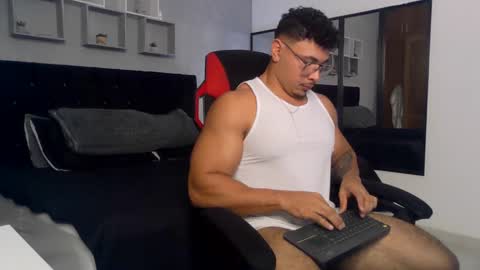 tyler_hank1 online show from September 2025 10:58:02 PM