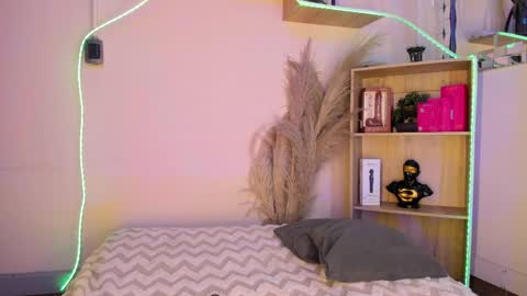 tylla__ online show from April 2026 05:15:01 AM