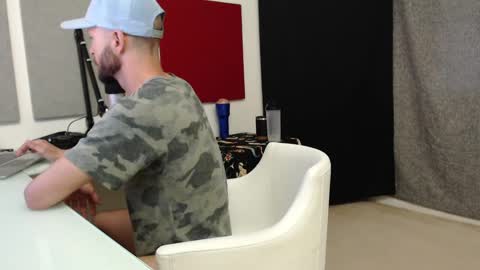 Tyrone Mattias online show from February 2025 01:02:02 AM