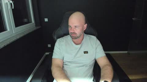 Snapshot of uncle_bear chatting on November 2025 12:33:01 AM Uncle Bear online show from November 2025 12:33:01 AM