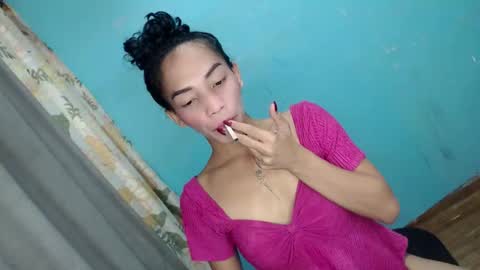 Snapshot of uncut_queen chatting on October 2025 03:21:02 AM LOVELY JANE online show from October 2025 03:21:02 AM