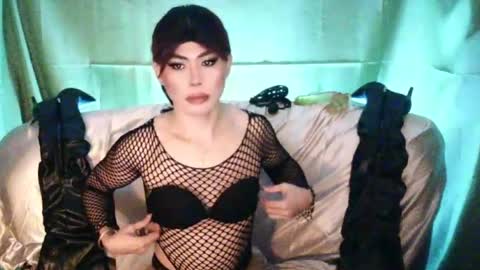 Snapshot of ur_dominatrix chatting on June 2026 10:25:02 AM MISS ANNA online show from June 2026 10:25:02 AM