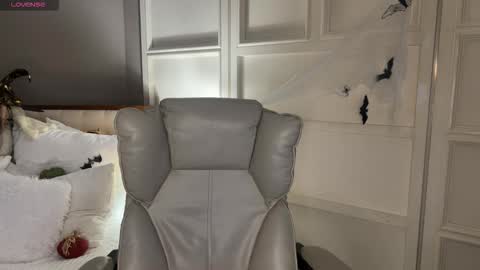 Snapshot of urlillshy chatting on November 2025 01:07:02 AM Kristina online show from November 2025 01:07:02 AM