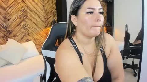 Snapshot of urzuri_ chatting on April 2026 01:16:02 PM U R Z U R I online show from April 2026 01:16:02 PM