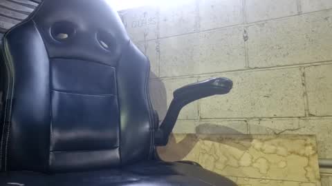 useme975 online show from December 2024 07:20:01 PM