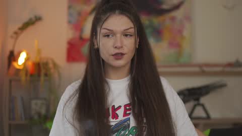 Mia online show from December 2024 11:45:02 AM