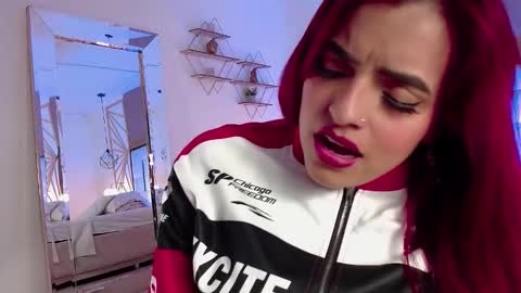 Snapshot of vaaleriee_miller_ chatting on November 2025 06:04:02 AM valeriee miller online show from November 2025 06:04:02 AM