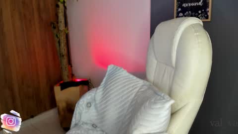 Snapshot of val_varago chatting on November 2025 12:20:01 AM val_varago online show from November 2025 12:20:01 AM