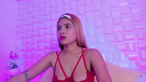 Snapshot of valen_martinez_ chatting on June 2026 07:08:02 PM V A L E N online show from June 2026 07:08:02 PM