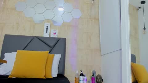 Velentina  online show from November 2025 12:51:01 PM