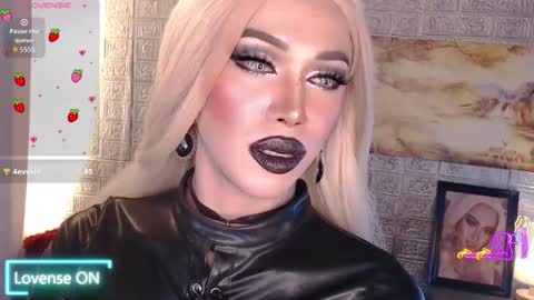 Snapshot of valentina_goddess_tsxxx chatting on November 2025 06:51:01 PM Amanda online show from November 2025 06:51:01 PM