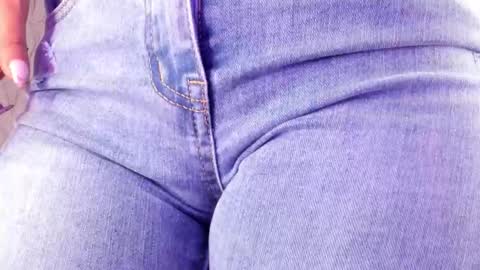 Snapshot of valloletsamar chatting on March 2026 12:09:01 PM Vallolet Peach online show from March 2026 12:09:01 PM