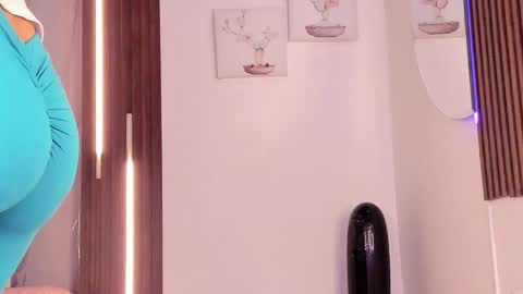 Snapshot of valloletsamar chatting on March 2026 12:05:01 PM Vallolet Peach online show from March 2026 12:05:01 PM