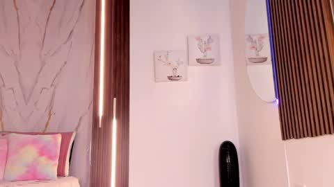 Snapshot of valloletsamar chatting on April 2026 12:10:01 PM Vallolet Peach online show from April 2026 12:10:01 PM