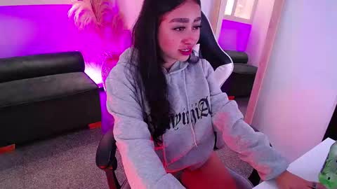 Snapshot of vallolett__ chatting on April 2026 12:00:01 AM vallolett__ online show from April 2026 12:00:01 AM