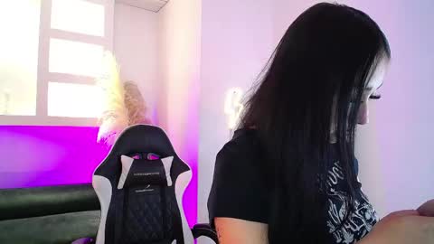 Snapshot of vallolett__ chatting on April 2026 10:35:02 PM vallolett__ online show from April 2026 10:35:02 PM