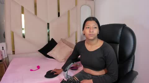 Snapshot of vanelin18 chatting on April 2026 03:20:02 PM Vane online show from April 2026 03:20:02 PM