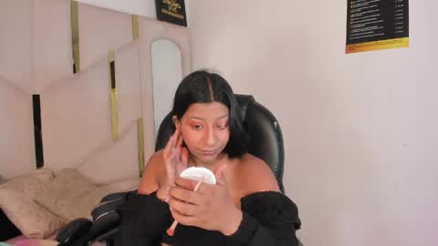 Snapshot of vanelin18 chatting on April 2026 01:41:01 PM Vane online show from April 2026 01:41:01 PM