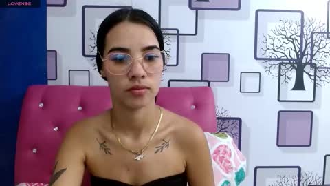 Snapshot of vanesa_19_ chatting on September 2025 12:05:02 PM VANESA online show from September 2025 12:05:02 PM
