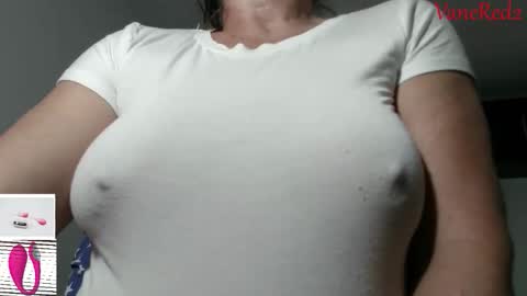 Snapshot of vanessared2 chatting on April 2026 12:11:02 AM Vanesared2 online show from April 2026 12:11:02 AM