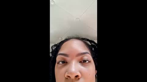 Snapshot of vanessareign chatting on October 2025 03:32:01 PM vanessareign online show from October 2025 03:32:01 PM