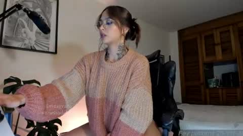 Snapshot of vanessart_ chatting on June 2026 01:52:01 AM Vanessa online show from June 2026 01:52:01 AM