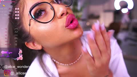 Vanessa Simon online show from February 2025 09:13:02 AM