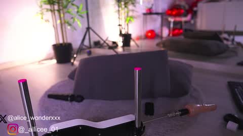 Vanessa Simon online show from February 2025 10:10:01 AM