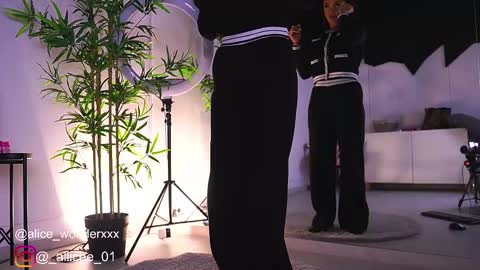 Vanessa Simon online show from February 2025 06:42:02 AM