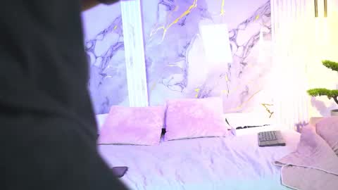 vanilla_hot_ online show from November 2025 01:33:02 PM