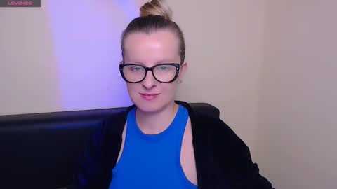 Mia online show from October 2025 06:58:02 AM
