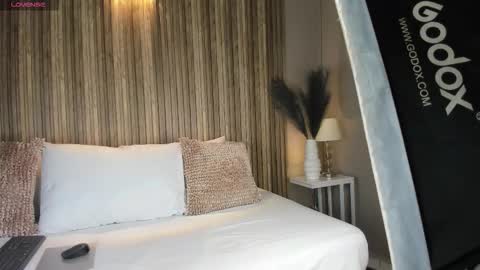 V A N N E S A   online show from October 2025 11:31:02 AM